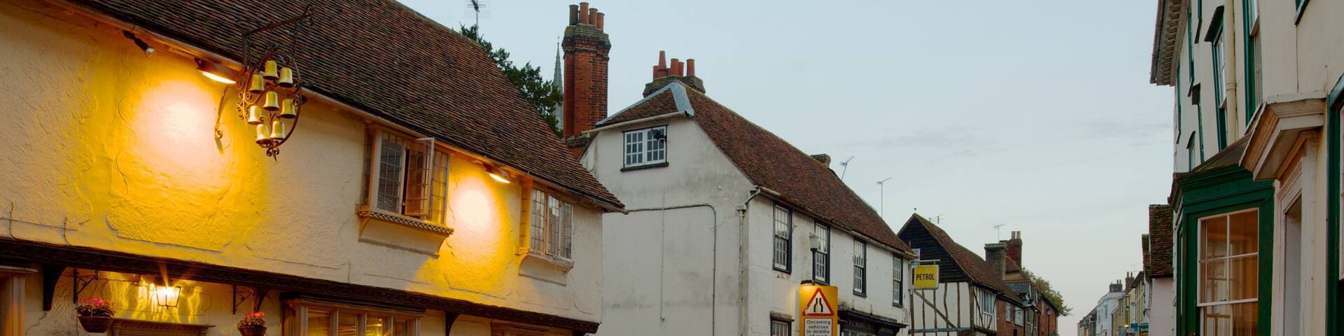 Saffron Walden som inkluderar gatuliv, en stad och ett hus