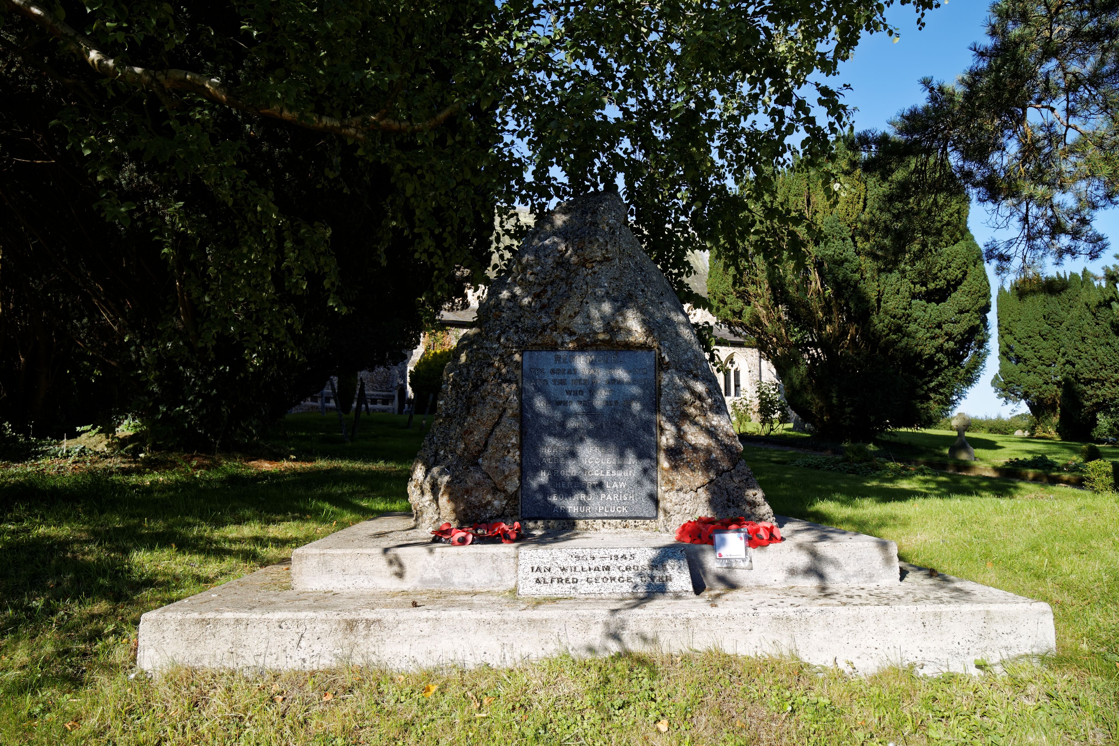 The First World War memorial at the south of the churchyard The Church of St Mary the Virgin at Arkesden, Essex, England. Software: RAW file lens-corrected, optimized and converted to JPEG with DxO OpticsPro 10 Elite, and likely further optimized and/or cropped and/or spun with Adobe Photoshop CS2.