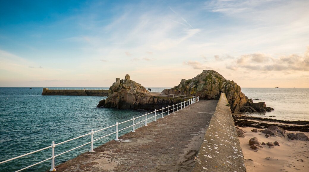 Saint Clement có tính năng cảnh bờ biển và bờ biển khúc khuỷu