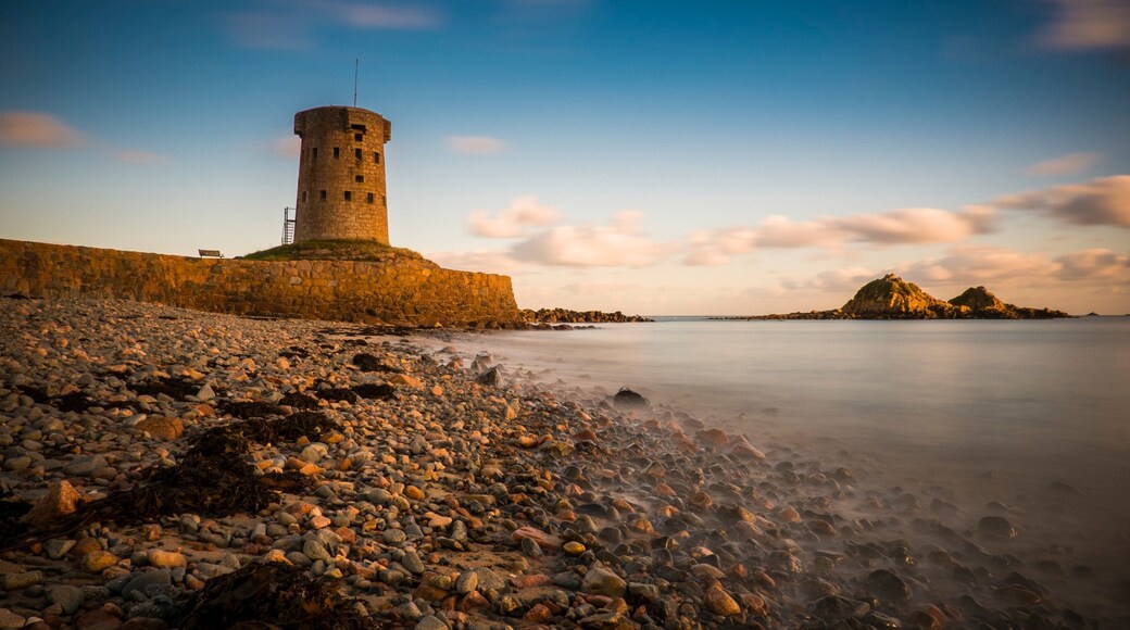 Saint Clement có tính năng bãi biển sỏi và di sản
