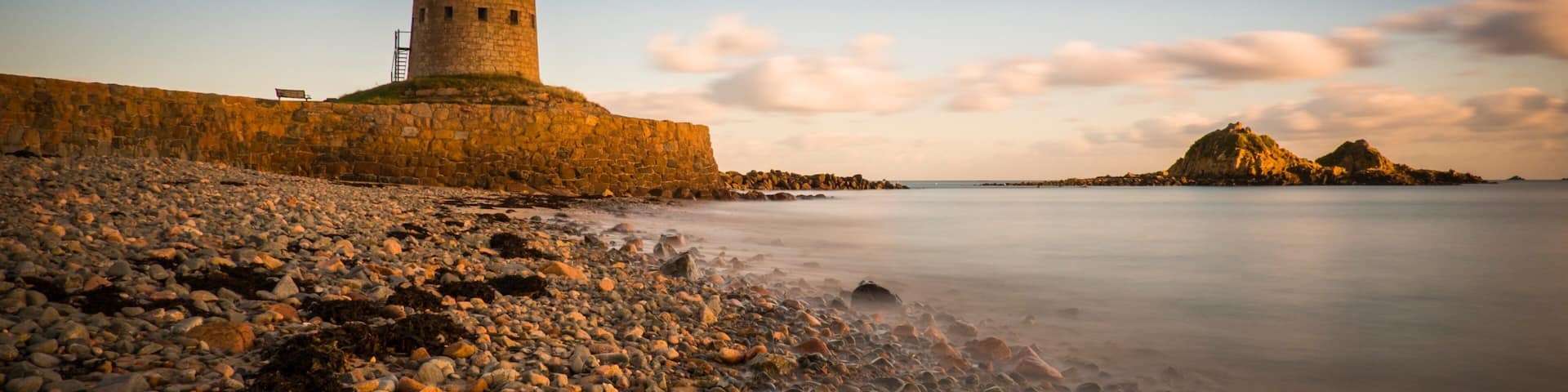 Saint Clement montrant patrimoine historique et plage de galets