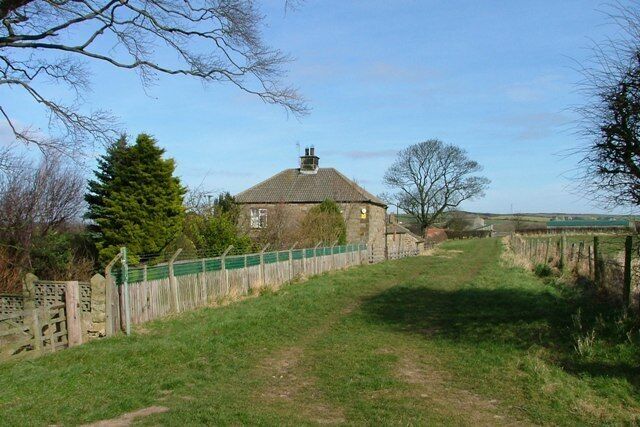 Footpath to West Field Farm Which is the farm in the distance beypnd the big tree. The house nearest is un-named on the OS map.