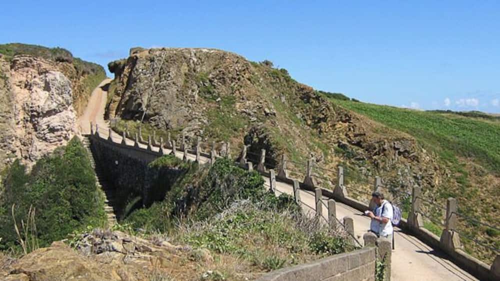 La Coupee, Sark in high summer. This photo, taken in July 2008 shows La Coupee virtually uninhabited (apart from me) despite it being a very pleasant sunny day. Compare with <a href="http://channel-islands.geographs.org/photo/46">WV4574 : La Coupee, Sark in high summer</a>.