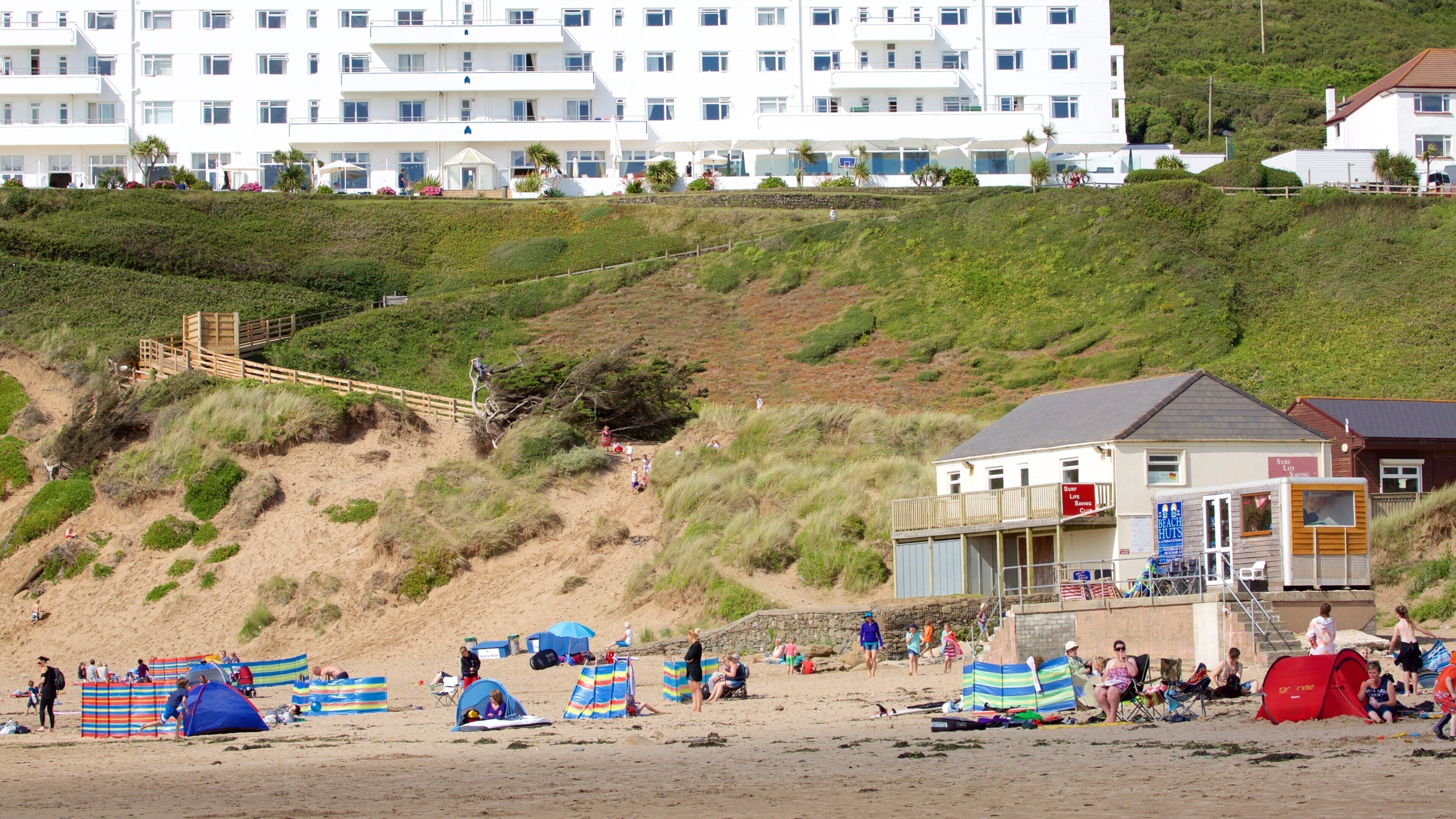 Saunton que incluye una playa, una localidad costera y una casa