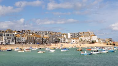 St. Ives mit einem Bootfahren, Bucht oder Hafen und Sandstrand