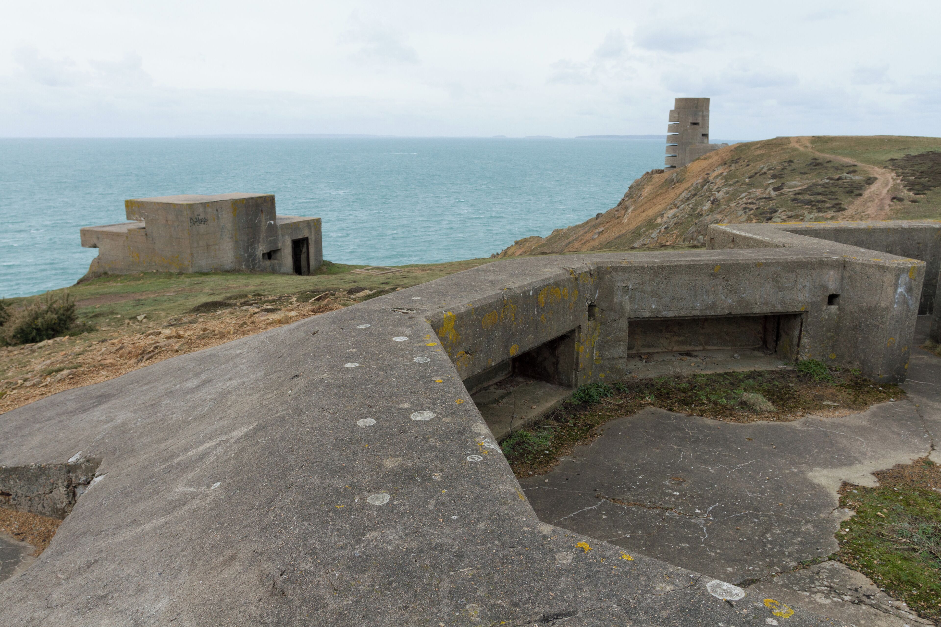 Una estructura de concreto frente al mar.