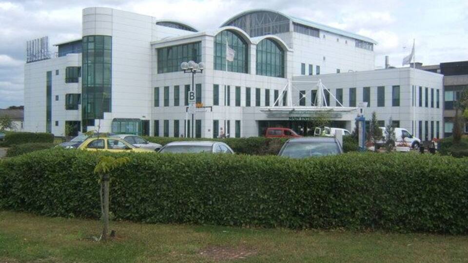 Ashford hospital Hospital building in TW15, picture seems to have been taken from TW19 according to Philip's Street Atlas of London.