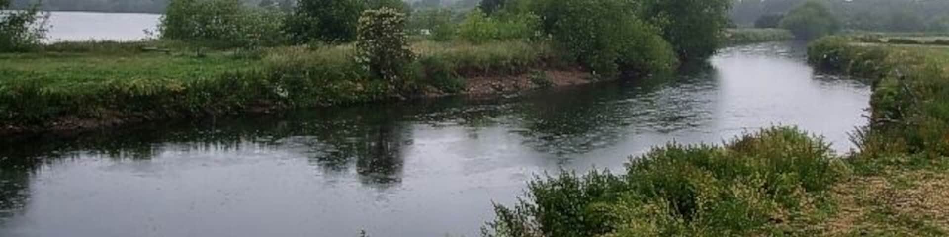 River Tame & part of Water Park The old gravel workings besides the River Tame in Kingsbury have long been full of water and are nowadays a water park. One of the lakes can just be glimpsed beyond the course of the river. See also 856099 for another view of the river.