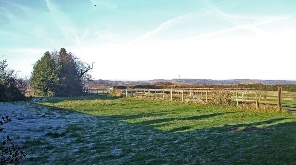 Footpath across field; Cliff The footpath from the end of Cliff Hall Lane first shares its route with a made-up private road serving the properties near Cliff Farm. It then goes along a short stretch between Red House & Cliff Farm until it reaches a stile. Crossing the stile you enter this field where the footpath crosses diagonally to 1082372