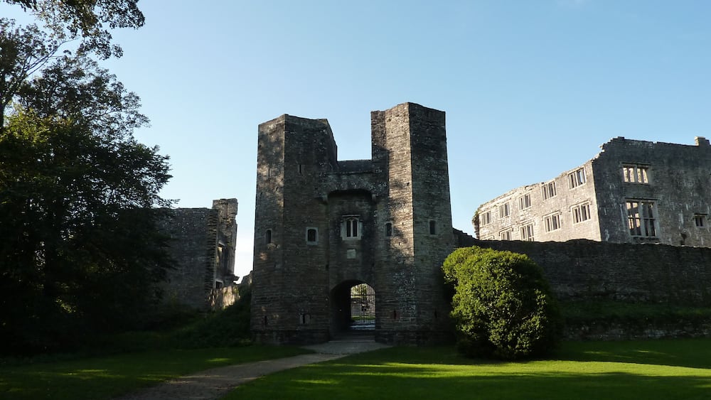 Un château historique doté d’une tour centrale, d’une porte et d’un ensemble de murs d’enceinte.