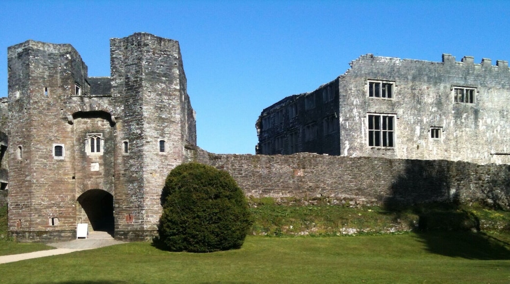 Berry Pomeroy Castle. The twin-towered gatehouse and curtain wall built between 1450 and 1496 by the Pomeroy family. Ralf de Pomeroy came from La Pommeraye, Falaise, Normandy with William the Conqueror and was given 57 manors in Devon. The Elizabethan Great Hall on right was added 1560-80.