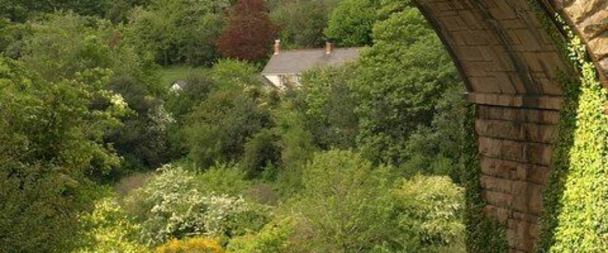 Arch of Chacewater Viaduct. Looking down the left turn shown in 1315064, beneath 838064. The viaduct was rebuilt in 1888. Beyond is the charmingly named Little Jolly's Bottom Farm.