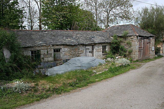 Derelict Industrial Buildings. This was probably part of a water-powered mill (Tregoose Mill?). Even though this part of Ponzanooth is up the hillside, leats drawing water from further up the Kennall Valley powered industrial operations in the 19th century.