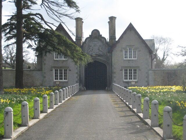 Tregothnan Lodge The gatehouse to the Tregothnan Estate, home of Lord Falmouth. The lodge, walls and bollards are all Grade II listed - more details here: http://www.imagesofengland.org.uk/Details/Default.aspx?id=62871&mode=adv
