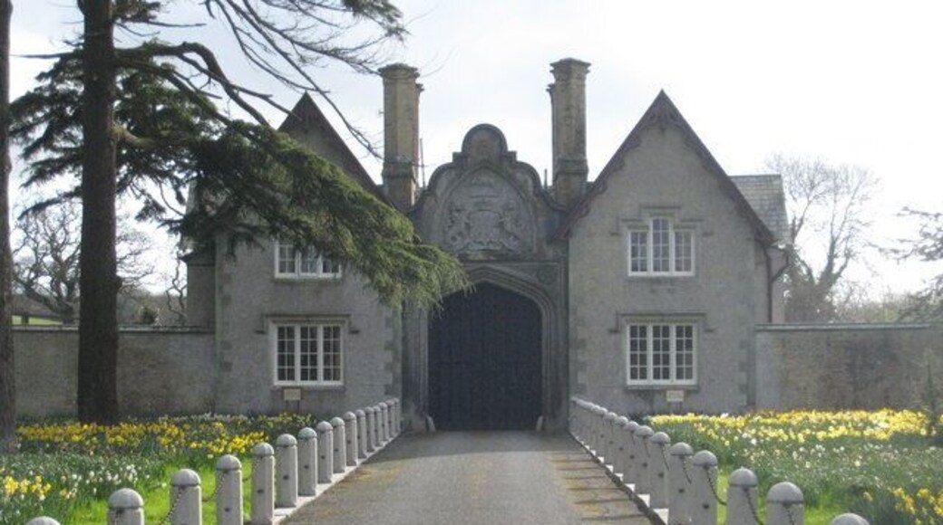 Tregothnan Lodge The gatehouse to the Tregothnan Estate, home of Lord Falmouth. The lodge, walls and bollards are all Grade II listed - more details here: http://www.imagesofengland.org.uk/Details/Default.aspx?id=62871&mode=adv
