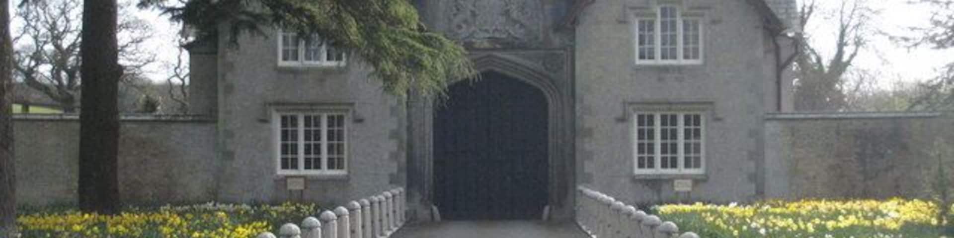 Tregothnan Lodge The gatehouse to the Tregothnan Estate, home of Lord Falmouth. The lodge, walls and bollards are all Grade II listed - more details here: http://www.imagesofengland.org.uk/Details/Default.aspx?id=62871&mode=adv