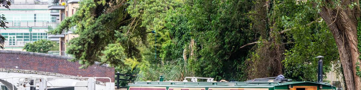 Narrowboat leaving Uxbridge Lock