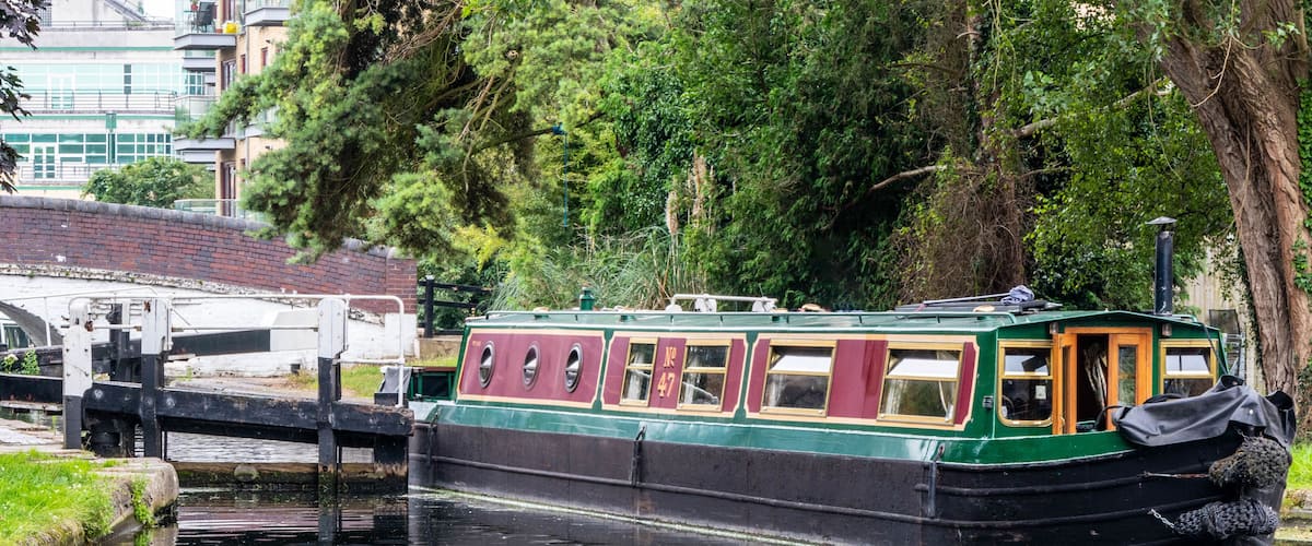 Narrowboat leaving Uxbridge Lock