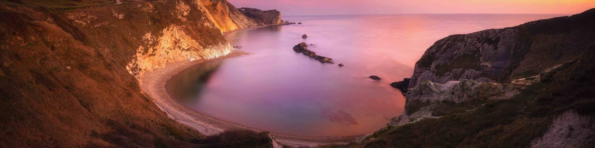 Heading down to the crowded beach at Durdle Door you get a nice view of the Man O'War Bay to the left. Hardly any risk of getting people in your shot when pointing your camera this way. Not the worst view either!
#BvS100k