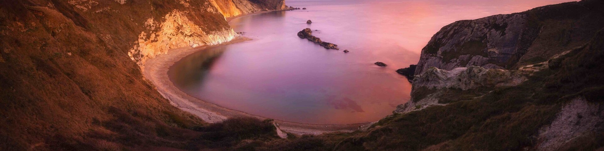 Heading down to the crowded beach at Durdle Door you get a nice view of the Man O'War Bay to the left. Hardly any risk of getting people in your shot when pointing your camera this way. Not the worst view either!
#BvS100k