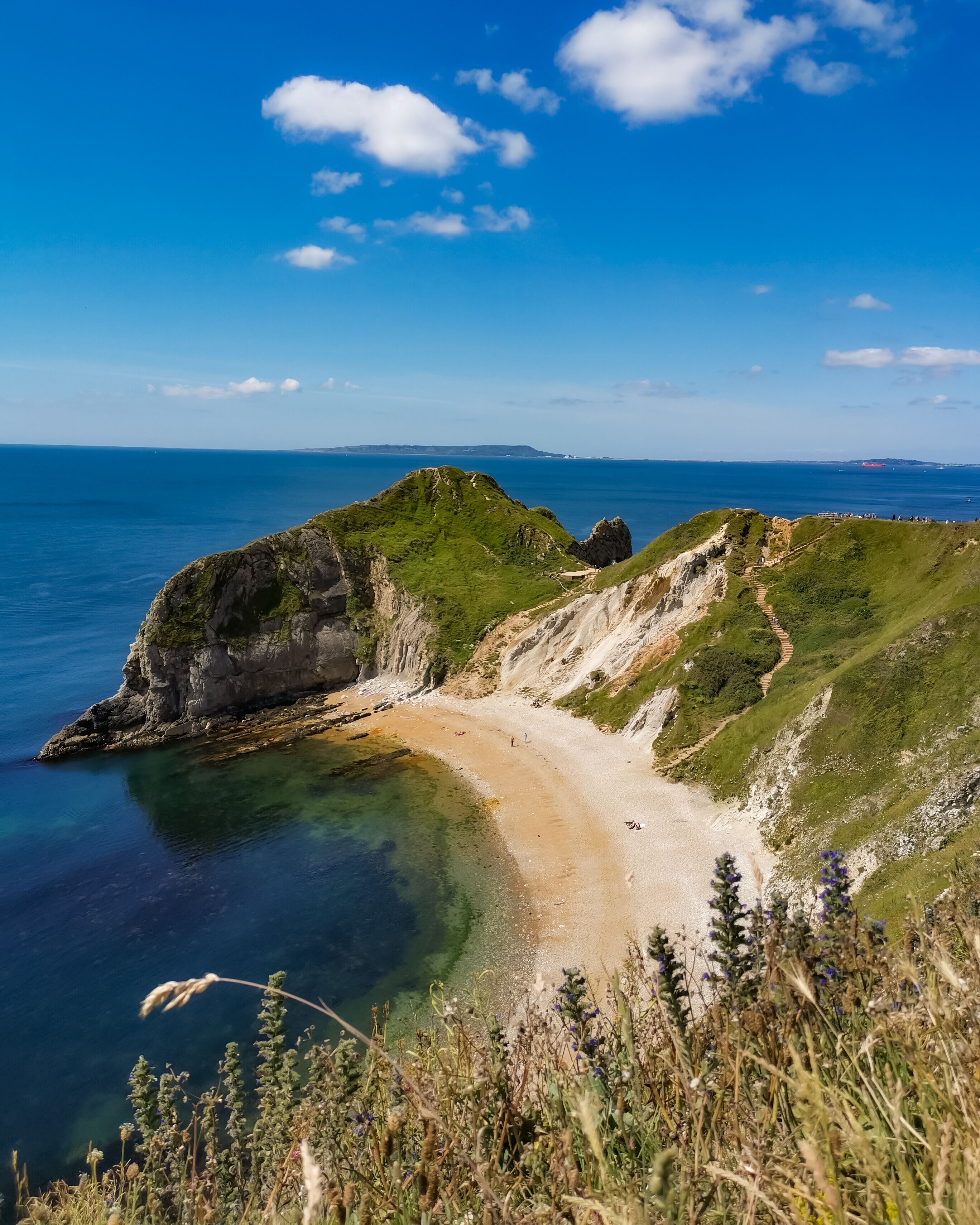 Another shot of this stunning beach.  If you look closely, you can see the top of Durdle Door in the distance #lifeatexpedia #beaches #visitbritain