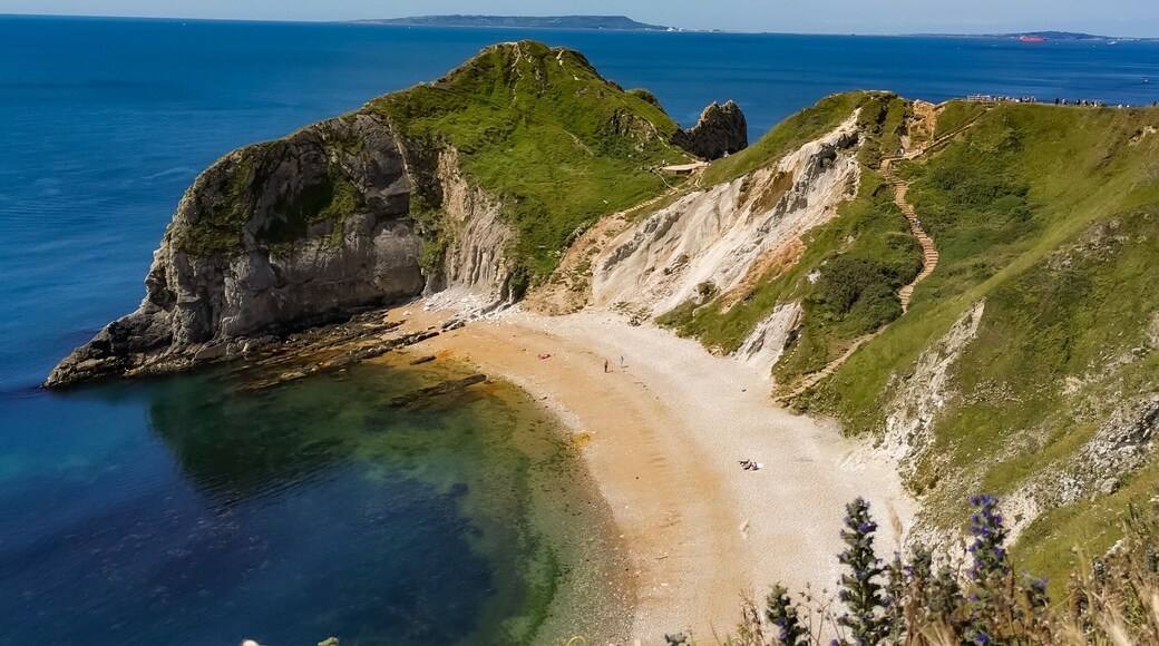 Another shot of this stunning beach. If you look closely, you can see the top of Durdle Door in the distance #lifeatexpedia #beaches #visitbritain