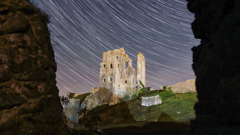 35 minutes of star trails over the ruins of Corfe Castle, Dorset. #InStone