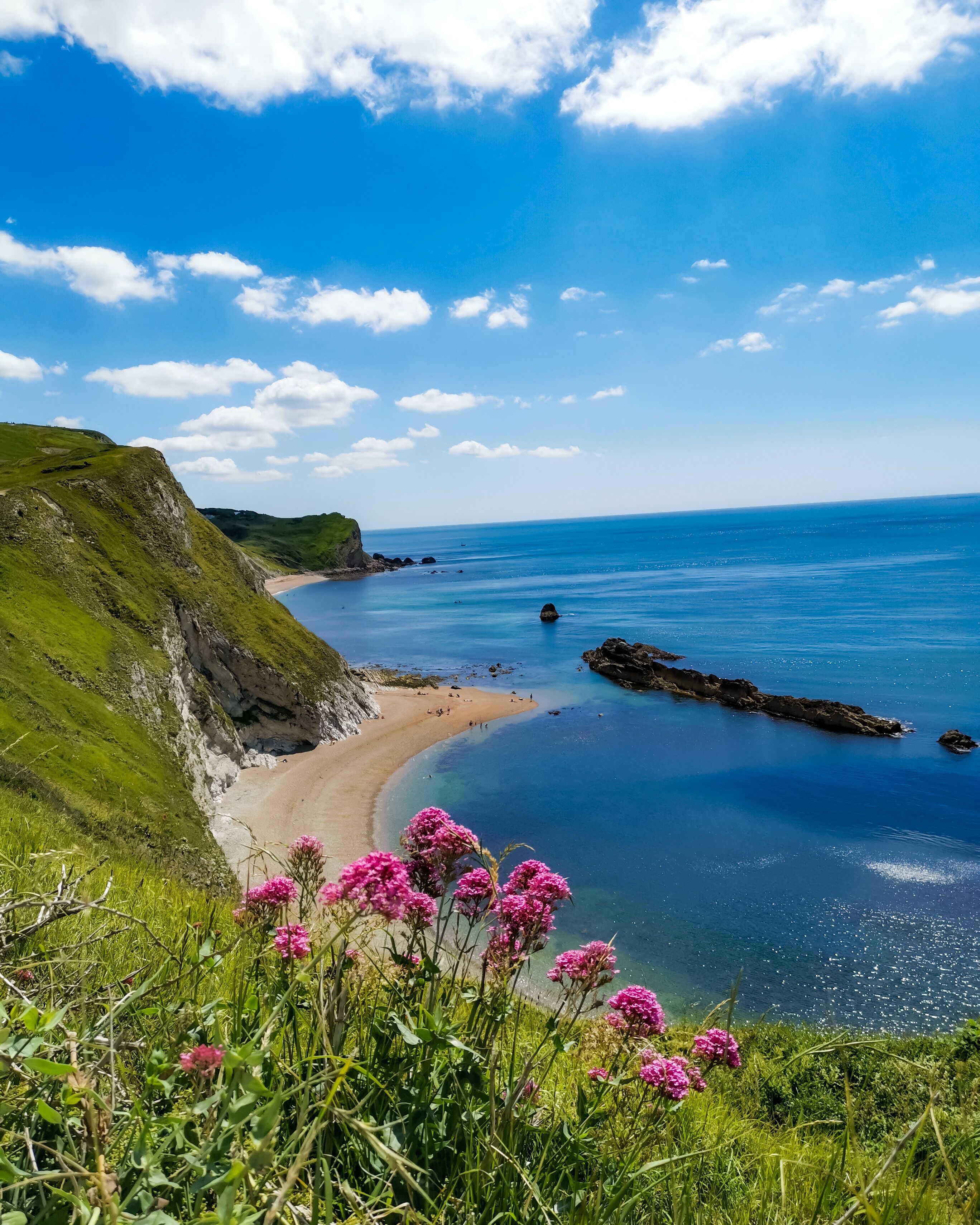 Directly opposite the crowds of Durdle Door, this beach is equally attractive, and a lot quieter #lifeatexpedia #beaches #dorset