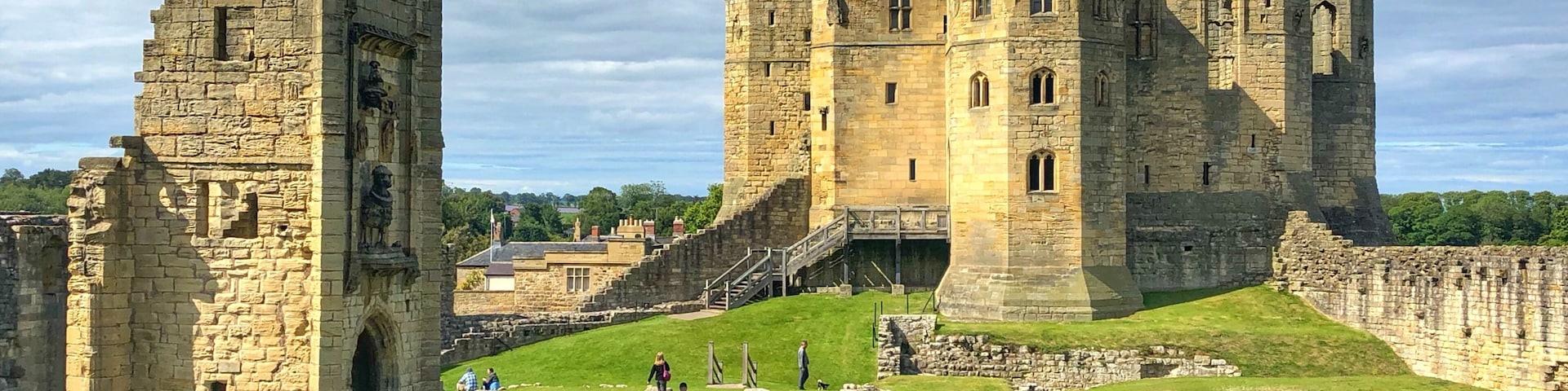 An impressive castle overlooking the pretty village of Warkworth on the Coquet river in Northumberland.
Although a ruin there is lots to see with some impressive views across the countryside from the keep.