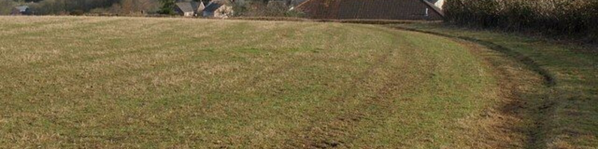Path to Langford Budville Following footpath WG 6/5 as it curves around a field boundary towards the village. The nearest roof is in square, but the church and most of the village is in ST1122. In the distance are the Quantocks.