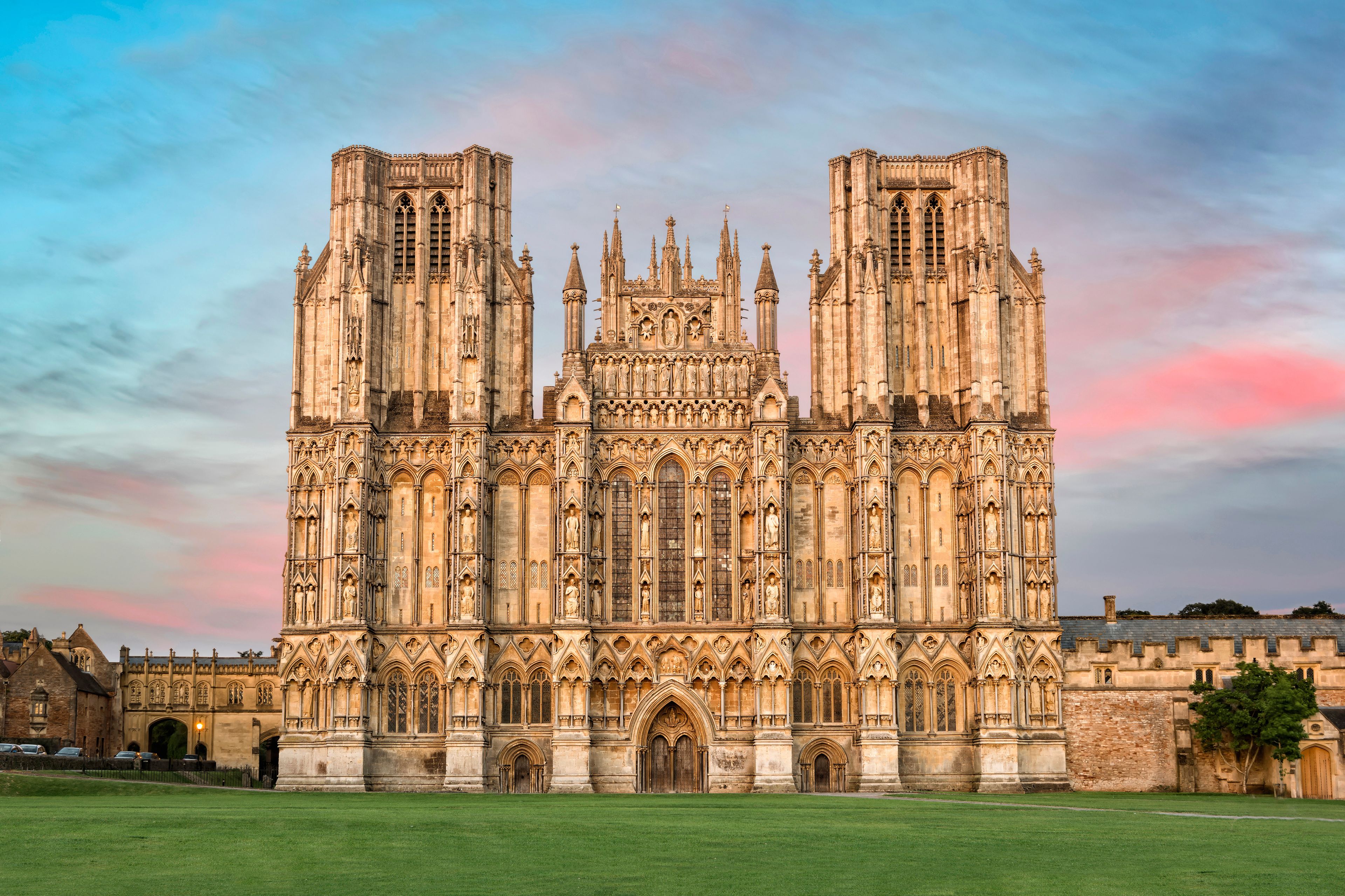 En stor gotisk katedral med detaljerade stenhuggningar och två höga torn.