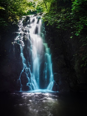 Glenoe or Gleno is a hamlet in County Antrim, Northern Ireland. It is halfway between Larne and Carrickfergus. Gleno waterfall, is now owned by the National Trust. The waterfall is in a deep gorge. At the top of the steep brae is St. Columbas Church of Ireland church. #Glenoe #NorthernIreland #Waterfall