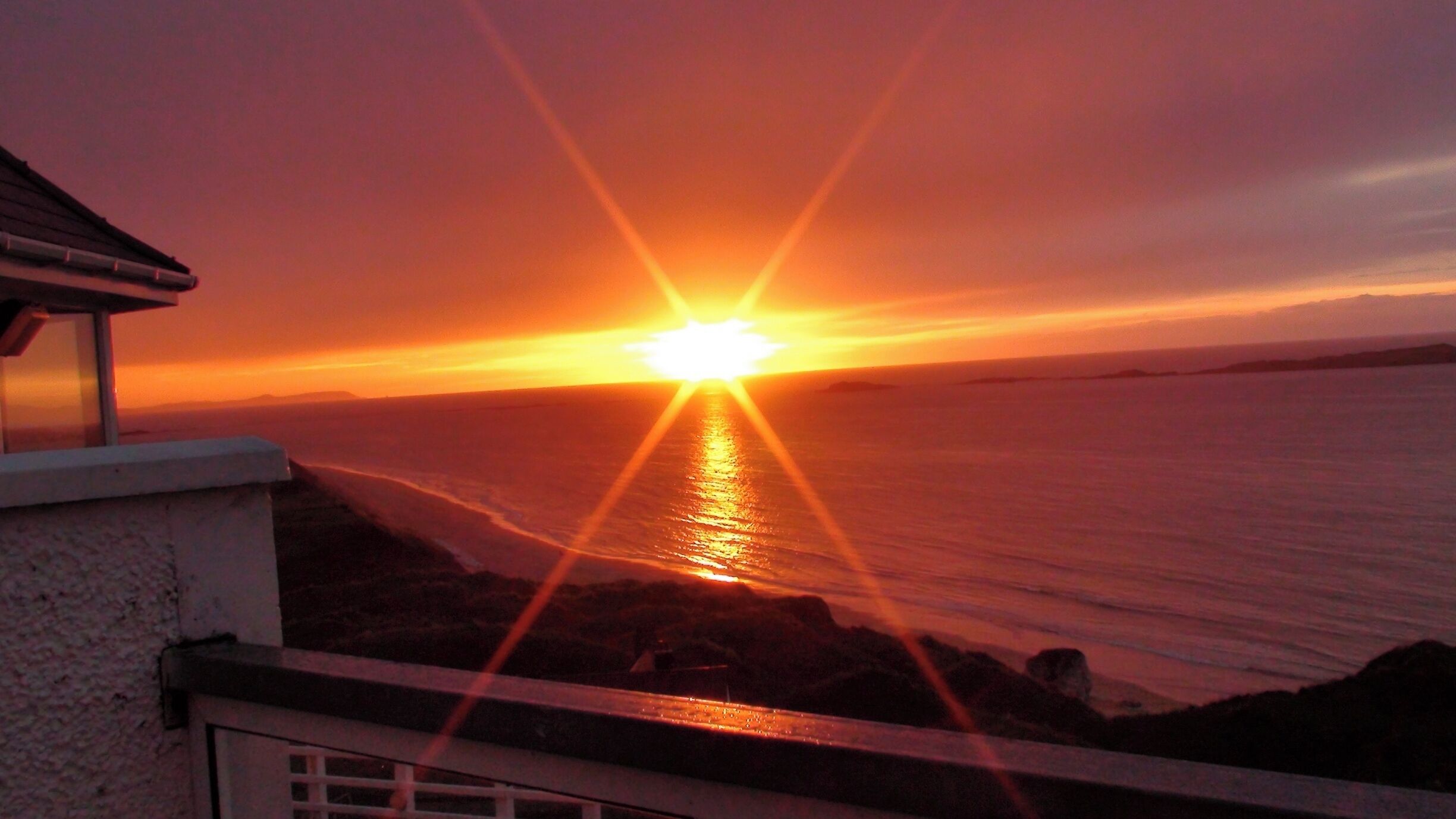 Stayed at a hotel along the coast of Northern Ireland and was able to see a stunning sunset
#goldenhour
#waterlust
#bestof5