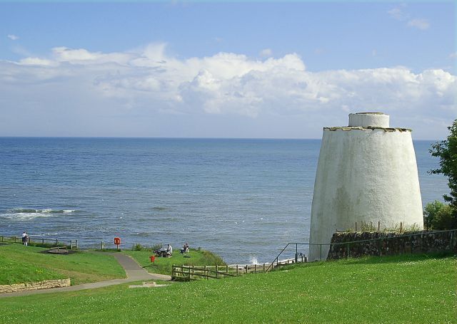 Crail Doocot By the east end of the village this large Doocot stands by the Den Burn close to the shore.