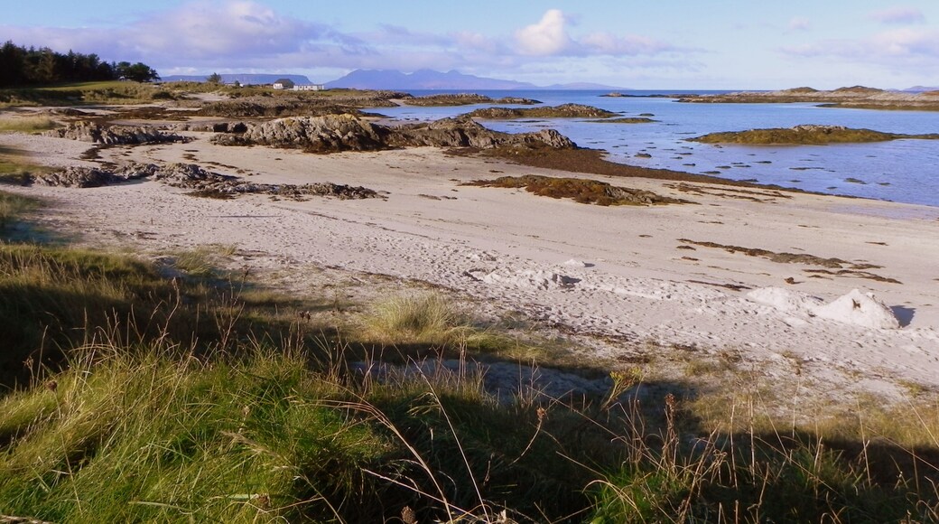 A beautiful empty beach in an absolutely beautifulyl remote area of the Scottish Highlands with the Isles of Eigg, Muck and Rum visible on the horizon.
Located just off the main road from Fort William to Mallaig. A perfect place to rest and view the amazing scenery if you if you are a little early for the ferry to the Isle of Skye.
#lifeatexpedia, #beach
