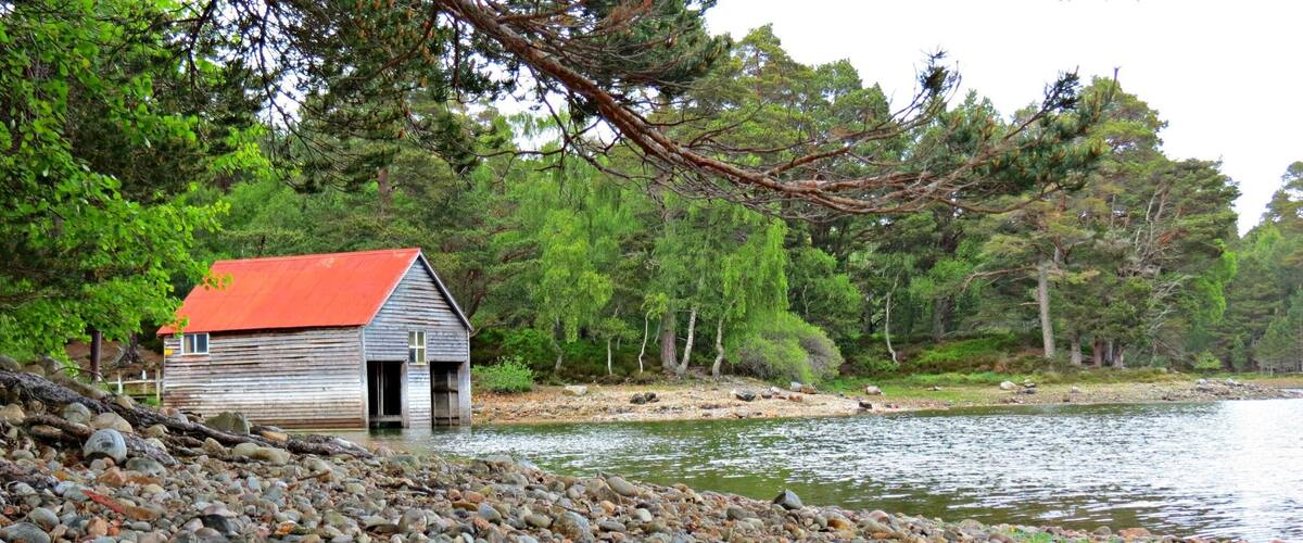 📍Loch Vaa, by Aviemore
Loch Vaa is a 39 acre spring fed Loch , fully stocked with Rainbow, Brown and Blue Trout. A lovely place to walk your dogs or go for a swim! 
#Aquatrove #likealocal
