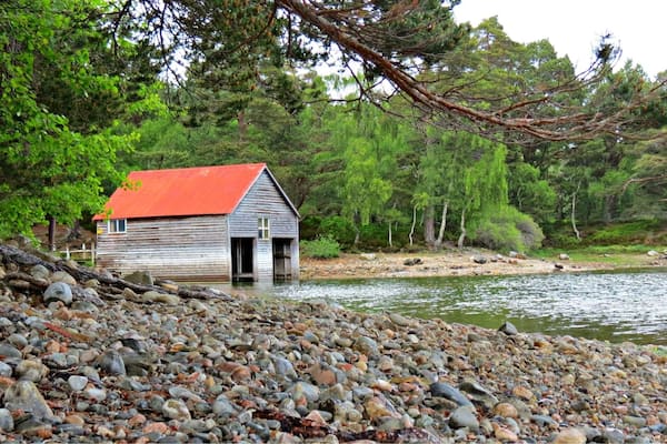 📍Loch Vaa, by Aviemore
Loch Vaa is a 39 acre spring fed Loch , fully stocked with Rainbow, Brown and Blue Trout. A lovely place to walk your dogs or go for a swim!
#Aquatrove #likealocal