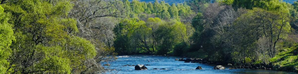 22 degrees Celsius today in the Scottish Highlands and still plenty of snow on the peaks of the Cairngorms overlooking the River Spey at Boat of Garten😊🏴