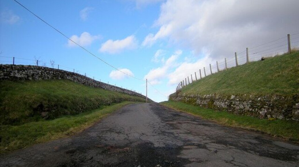 View of Broom Farm Road from Glen Ogil / Tannadice Road This road also doubles as a footpath to Wellgate. Wellgate is situated on the Kirriemuir / Brechin Road near its junction with the road leading to Finavon.