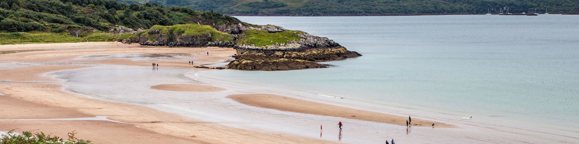 Beautiful sandy and empty beach just south of Gairloch, visible from the road and easy parking. Add sunshine to the mix and how could we drive past?
Just had to Stop and Go.