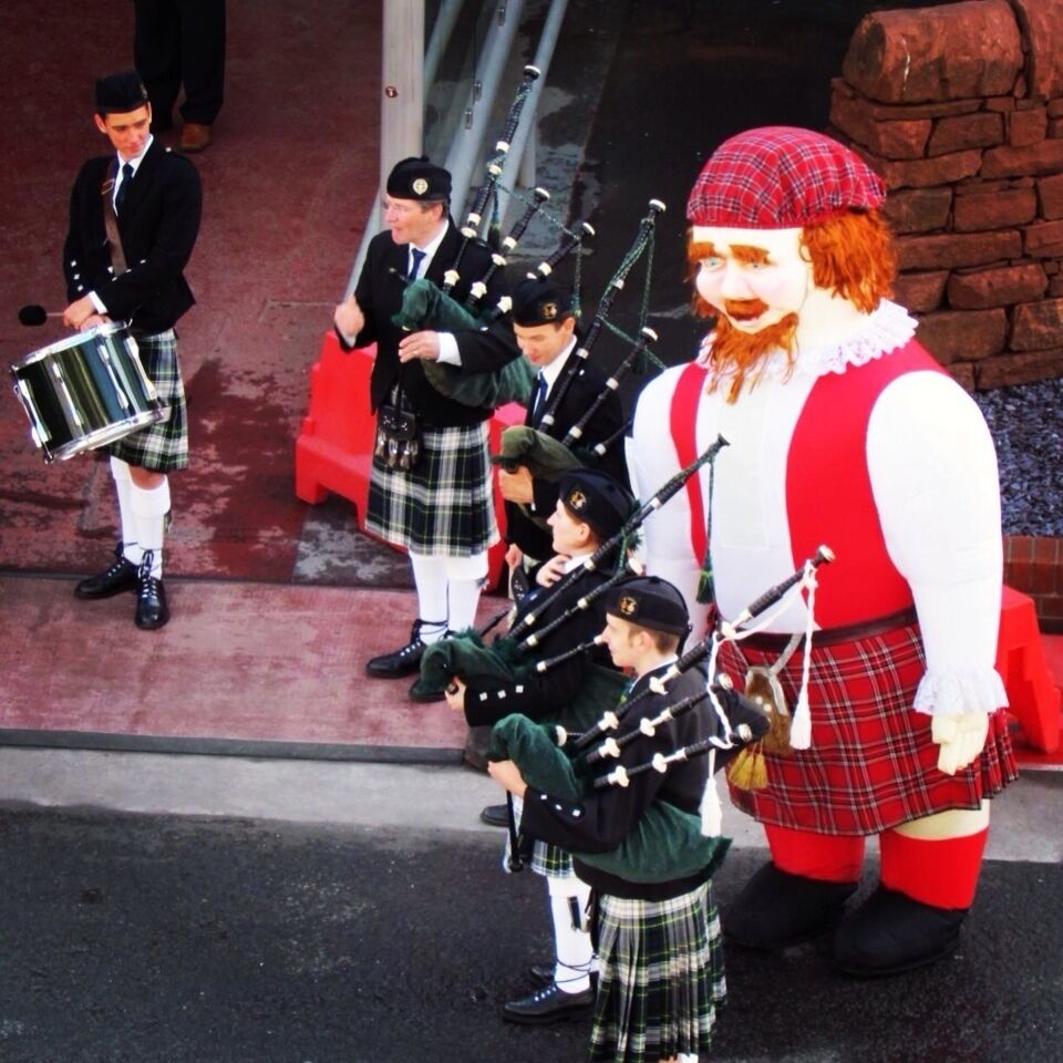 At the cruise terminal, Scottish song on the background as we sail off.