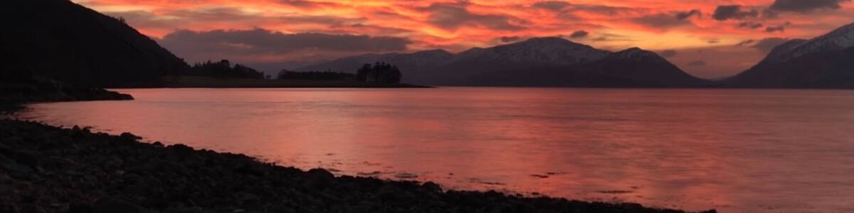 This is literally 25 metered from the hotel, on the shore looking along the loch