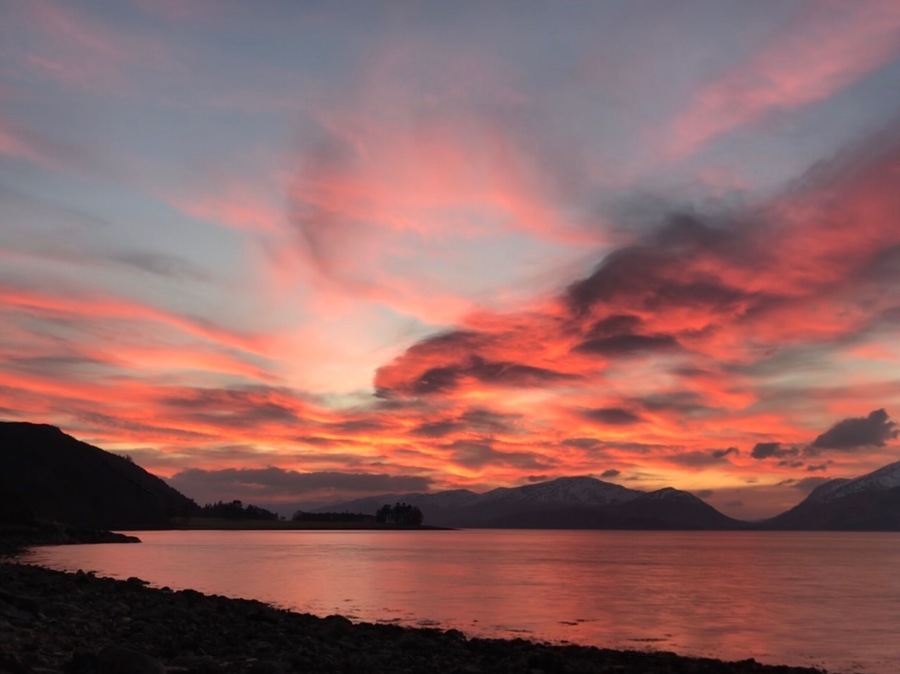 This is literally 25 metered from the hotel, on the shore looking along the loch