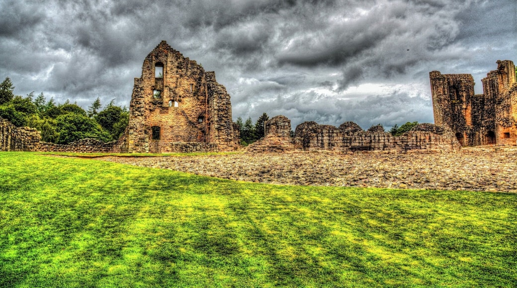 One of the best castles I saw in Scotland, took you back in time with the imagination flowing of Kings, daily live going on around this castle. Step into the "door" of the past and feel the world change around you to an era of knights and kings.