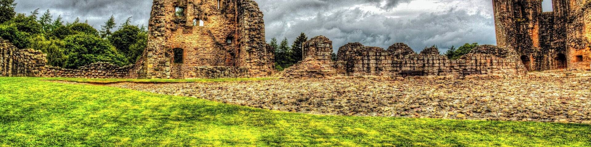 One of the best castles I saw in Scotland, took you back in time with the imagination flowing of Kings, daily live going on around this castle. Step into the "door" of the past and feel the world change around you to an era of knights and kings.