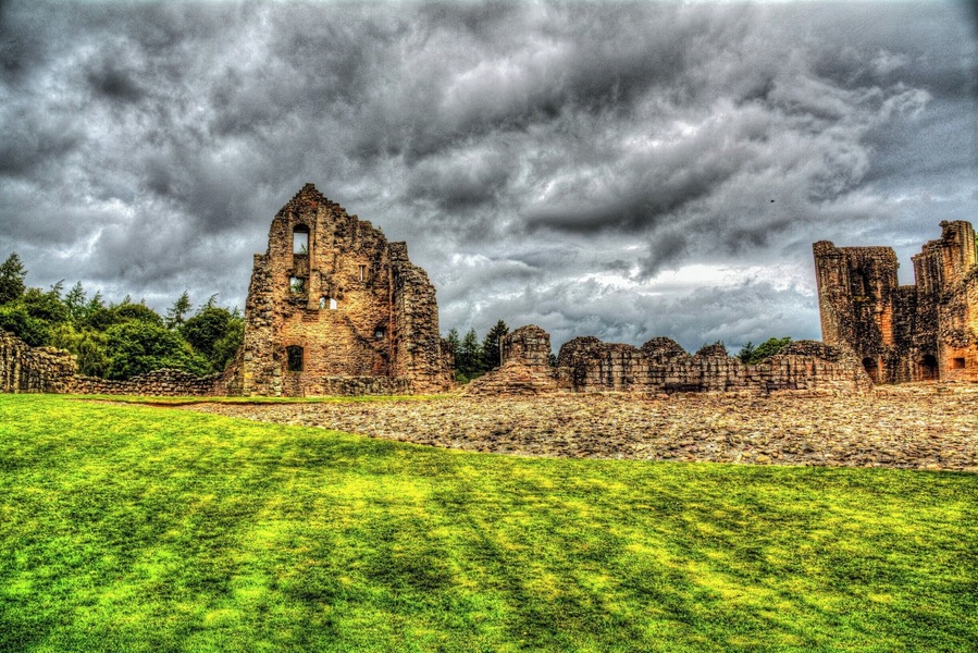 One of the best castles I saw in Scotland, took you back in time with the imagination flowing of Kings, daily live going on around this castle. Step into the "door" of the past and feel the world change around you to an era of knights and kings.