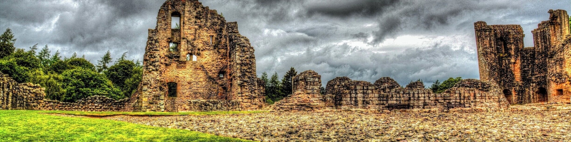 One of the best castles I saw in Scotland, took you back in time with the imagination flowing of Kings, daily live going on around this castle. Step into the "door" of the past and feel the world change around you to an era of knights and kings.