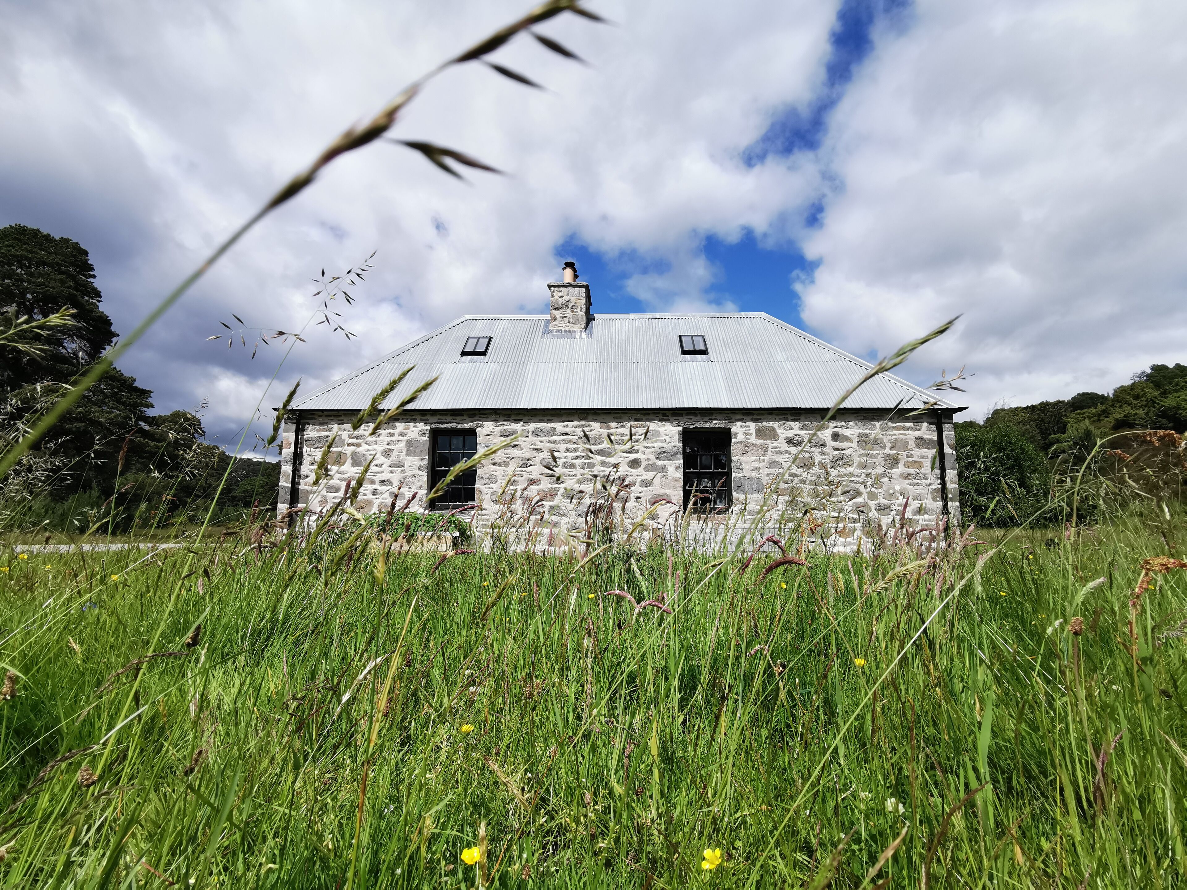 📍Ruigh Aiteachain, Glenfeshie

What started off as a dull and chilly day actually turned into something that reminded me of Summer. This bothy, (although more like a house inside) was our half way stop on a 14km walk through the spectacular Glenfeshie. It's great to see how well looked after the Bothy is and hats off to the estate for it's upkeep! 👏