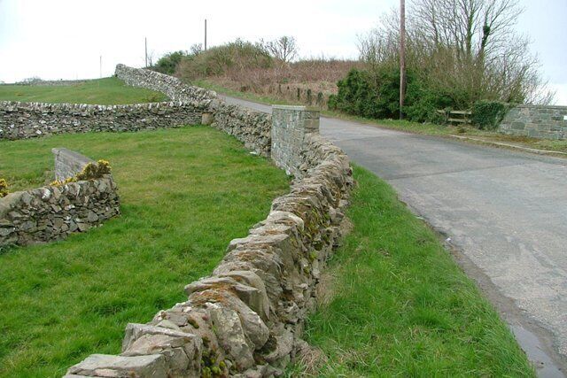 Stirnie Birnie Bridge Remains of an older bridge to the east.