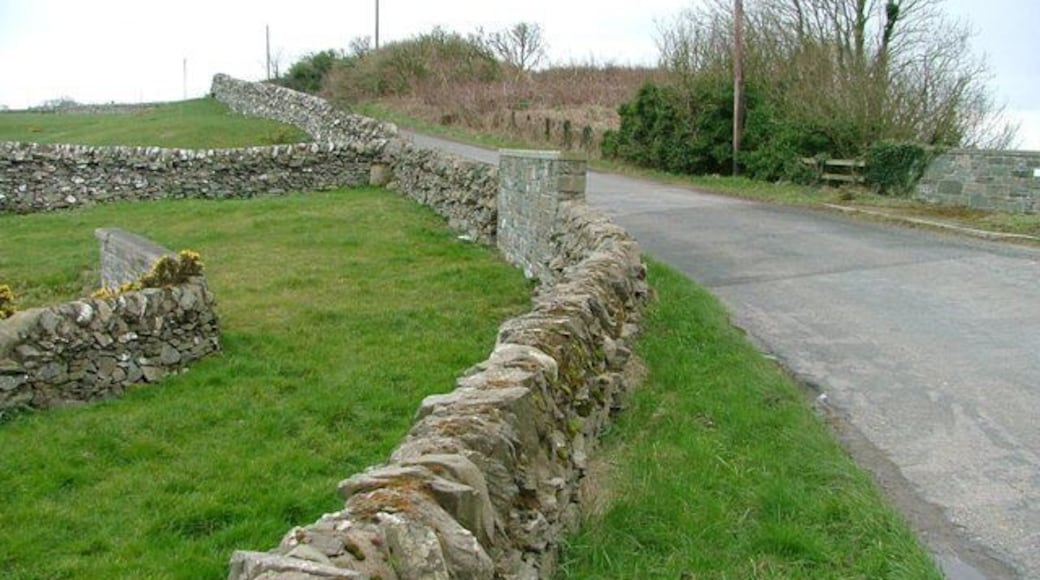 Stirnie Birnie Bridge Remains of an older bridge to the east.
